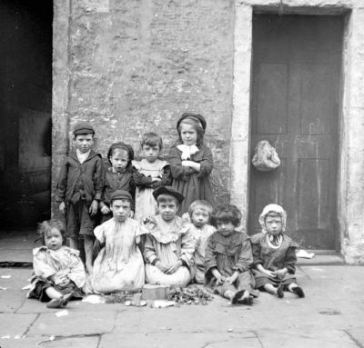 Glasgow Children Being Photographed At 81 Carrick Street Glasgow Circa 1920
Glasgow Children Being Photographed At 81 Carrick Street Glasgow Circa 1920
Mots-clés: Glasgow Children Being Photographed At 81 Carrick Street Glasgow Circa 1920