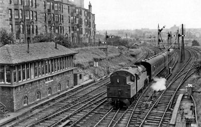 View of a departing train on the rails of Maryhill Central Station Taken from Garrioch Road Bridge Glasgow 1963
View of a departing train on the rails of Maryhill Central Station Taken from Garrioch Road Bridge Glasgow 1963
Schlüsselwörter: View of a departing train on the rails of Maryhill Central Station Taken from Garrioch Road Bridge Glasgow 1963