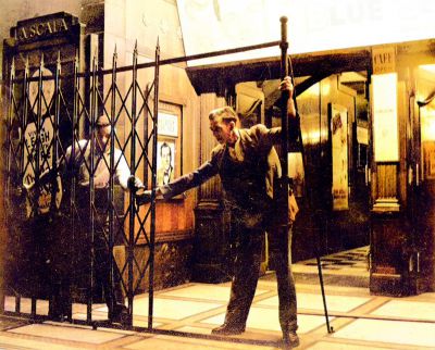 Closing time at La Scala picture House, 1955
