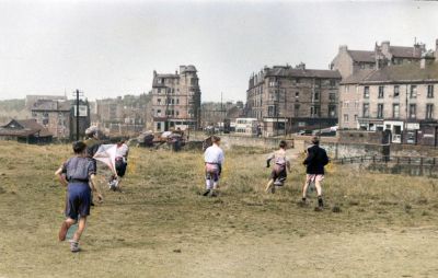 Collina Street, Kids Playing In Maryhill, August 1958
Collina Street, Kids Playing In Maryhill, August 1958
Schlüsselwörter: Collina Street, Kids Playing In Maryhill, August 1958