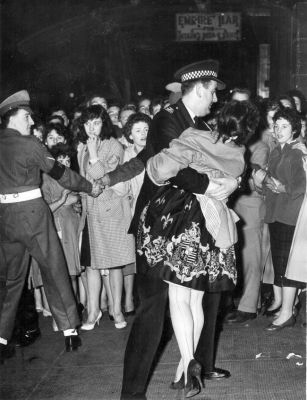 Fans React To Cliff Richard In Glasgow 1959
Fans React To Cliff Richard In Glasgow 1959
Keywords: Fans Reacting To Cliff Richard Appearing In Glasgow 1959