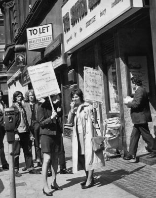 Females protest outside the Gordon Street Milk Bar against discrimination, 1971.
