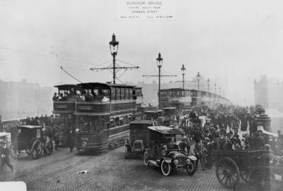 Heavy Traffic and pedestrians on Glasgow Bridge 1914
