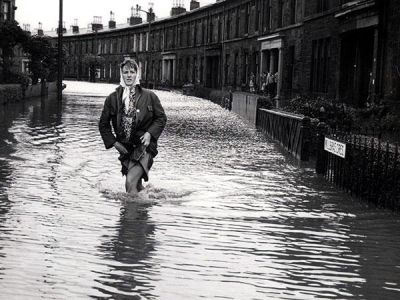 Heavy rain in 1962 saw the White Cart Water burst its banks and inundate these properties on Millbrae Crescent, in Langside.
Keywords: Heavy rain in 1962 saw the White Cart Water burst its banks and inundate these properties on Millbrae Crescent, in Langside.
