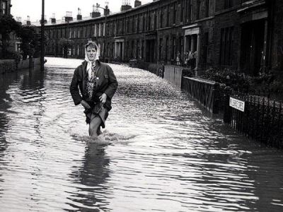 Heavy rain in 1962 saw the White Cart Water burst its banks and inundate these properties on Millbrae Crescent, in Langside.
Heavy rain in 1962 saw the White Cart Water burst its banks and inundate these properties on Millbrae Crescent, in Langside.
Keywords: Heavy rain in 1962 saw the White Cart Water burst its banks and inundate these properties on Millbrae Crescent, in Langside.