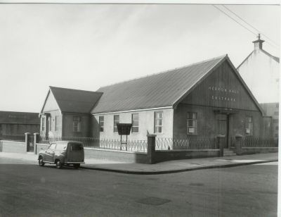 The Hebron Hall At The Corner Of Hathaway Street And Avenuepark Street Maryhill Glasgow 1961
The Hebron Hall At The Corner Of Hathaway Street And Avenuepark Street Maryhill Glasgow 1961
Mots-clés: The Hebron Hall At The Corner Of Hathaway Street And Avenuepark Street Maryhill Glasgow 1961