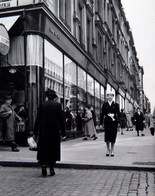 Walking past Dalys store in Sauchiehall Street Glasgow 1956
