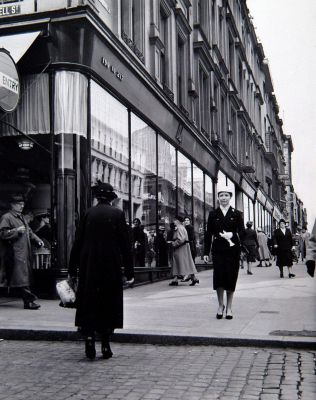 Walking past Dalys store in Sauchiehall Street Glasgow 1956
