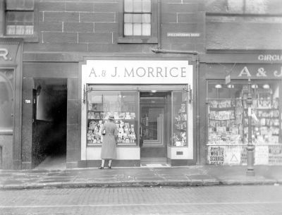 Window shopping on Pollokshaws Road in 1935.
Mots-clés: Window shopping on Pollokshaws Road in 1935.