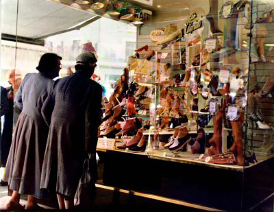 Window shopping at the shoe shop Cable in Argyle Street, 1955
