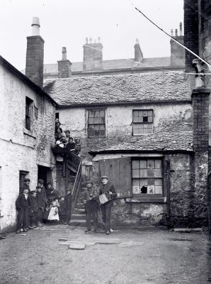 backcourt at Old Castle Road in Cathcart, early 20th century.
